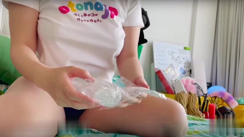 【69堂精品在线视频】飞机杯实战体验清纯少女手口并用辅助你射精